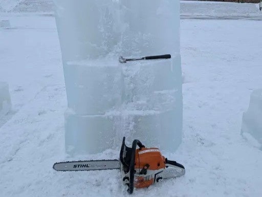 カニ爪氷像制作中