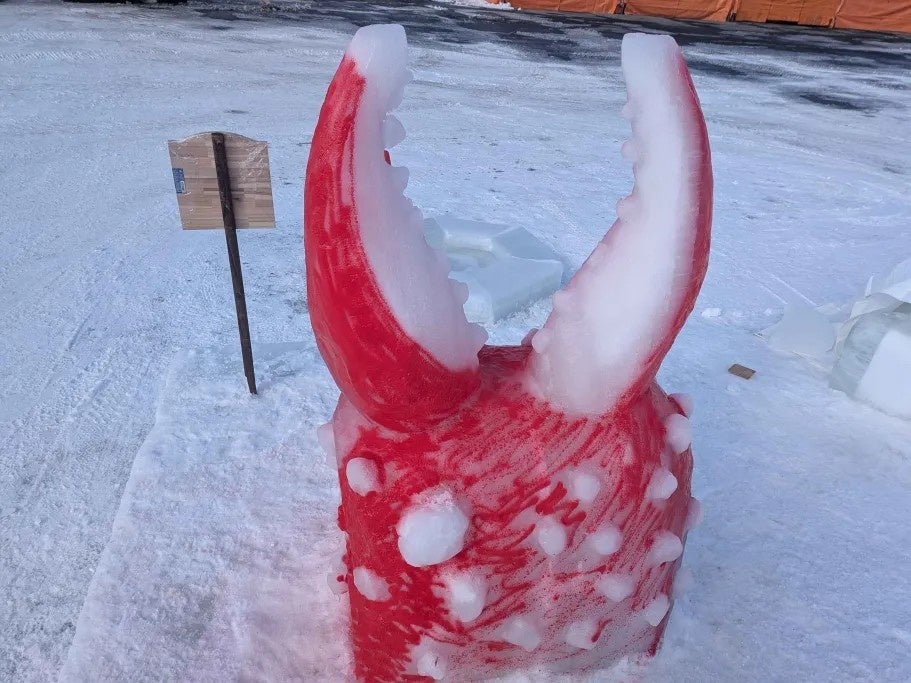 赤いカニ爪氷像